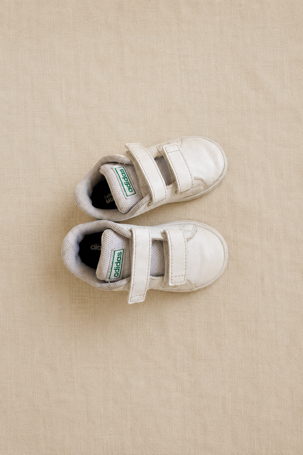 Zapatillas Adidas blancas con velcro. Talla 21