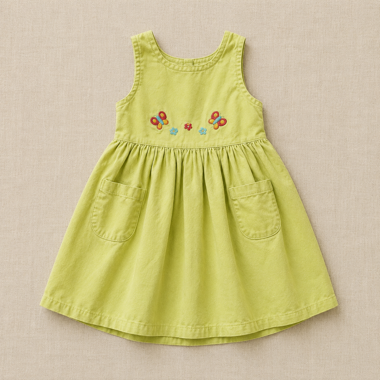 Vestido verde bordado mariposas