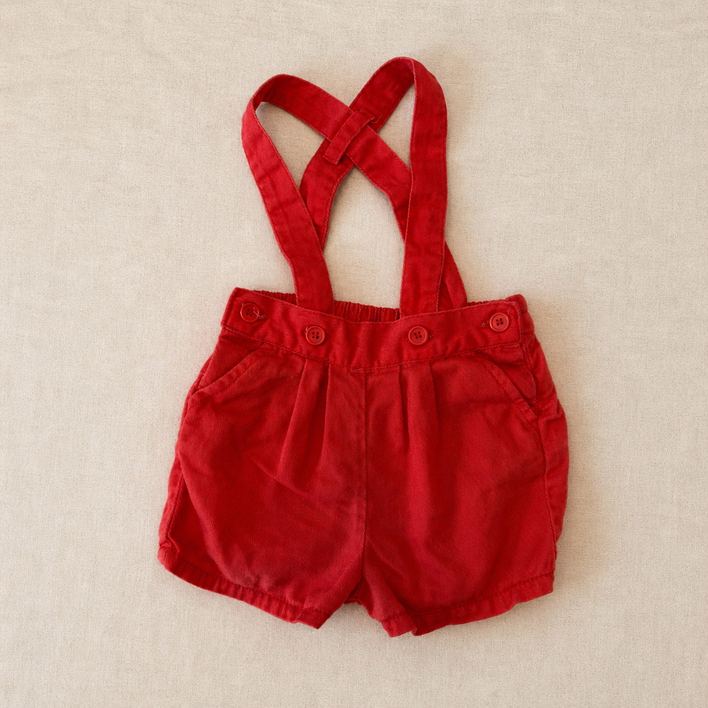 Pantalón corto rojo con tirantes