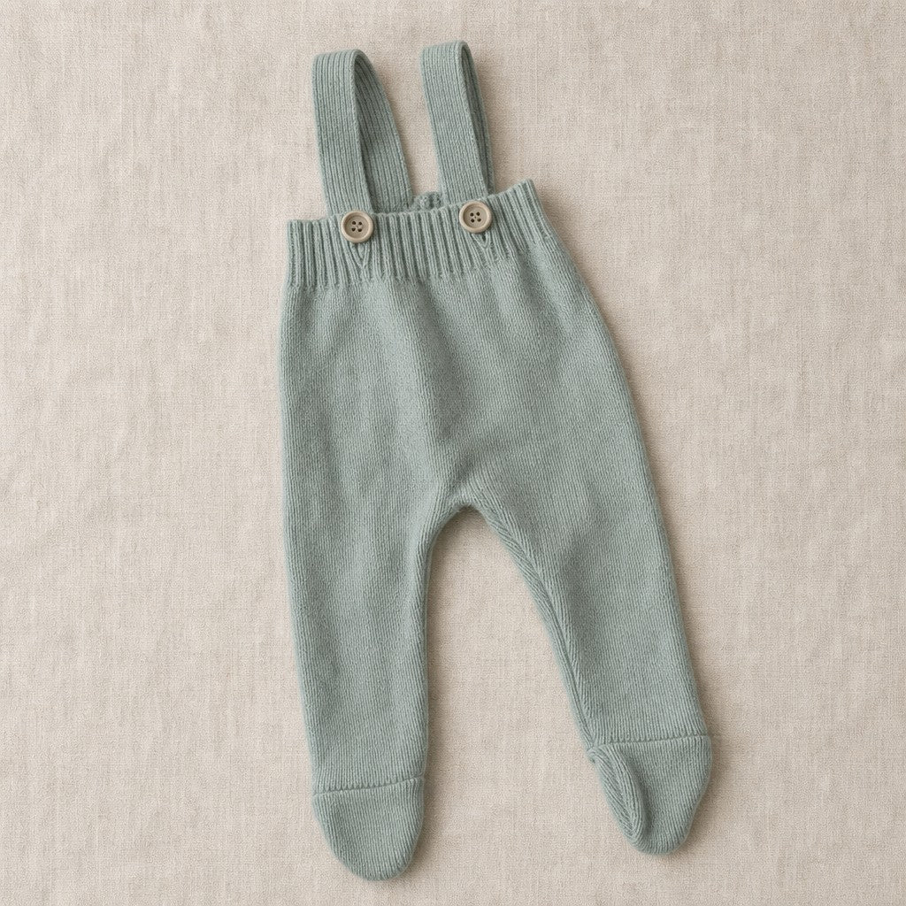 Peto de punto verde menta con tirantes y botones