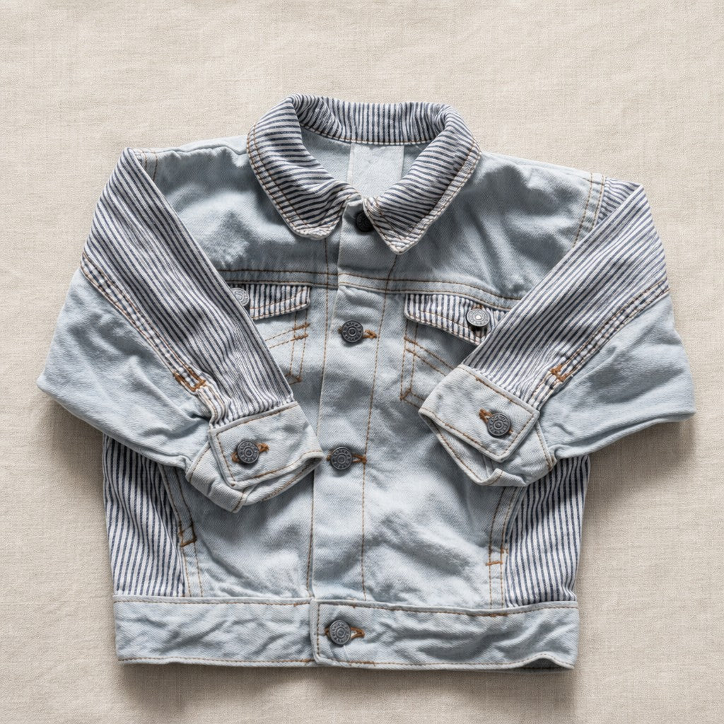 Chaqueta tejana vintage azul claro con detalles a rayas