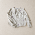 Camisa blanca Zara con flores bordadas