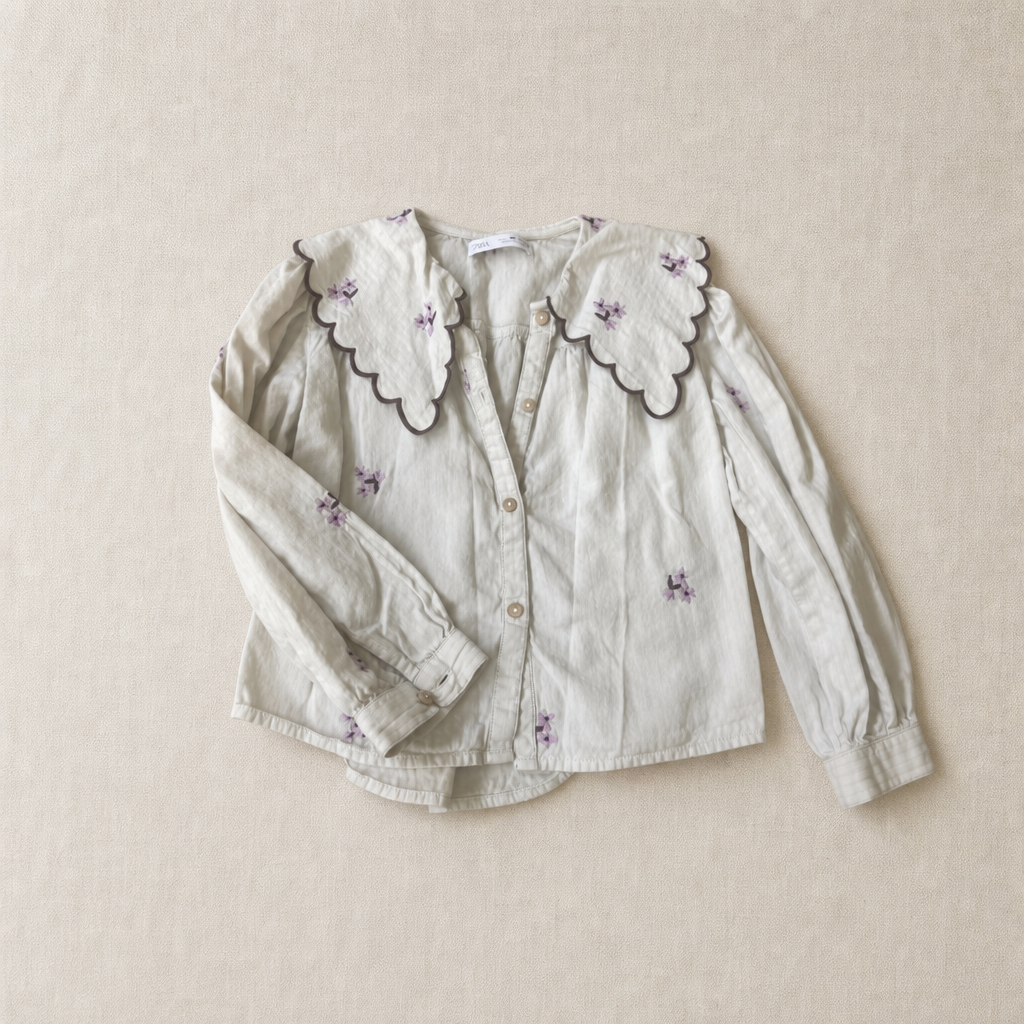 Camisa blanca Zara con flores bordadas