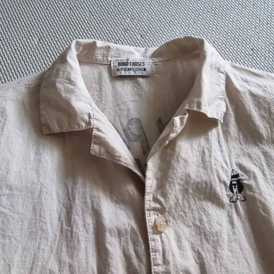 Camisa Bobo Choses beige natural con bordado pequeño