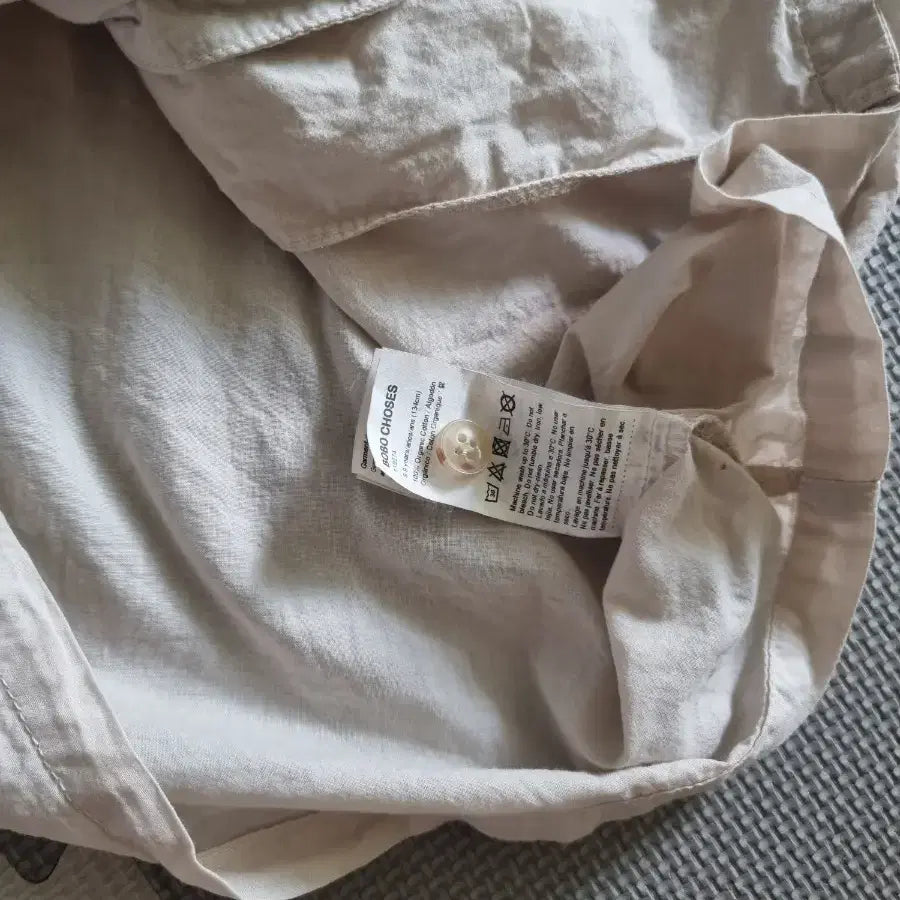 Camisa Bobo Choses beige natural con bordado pequeño