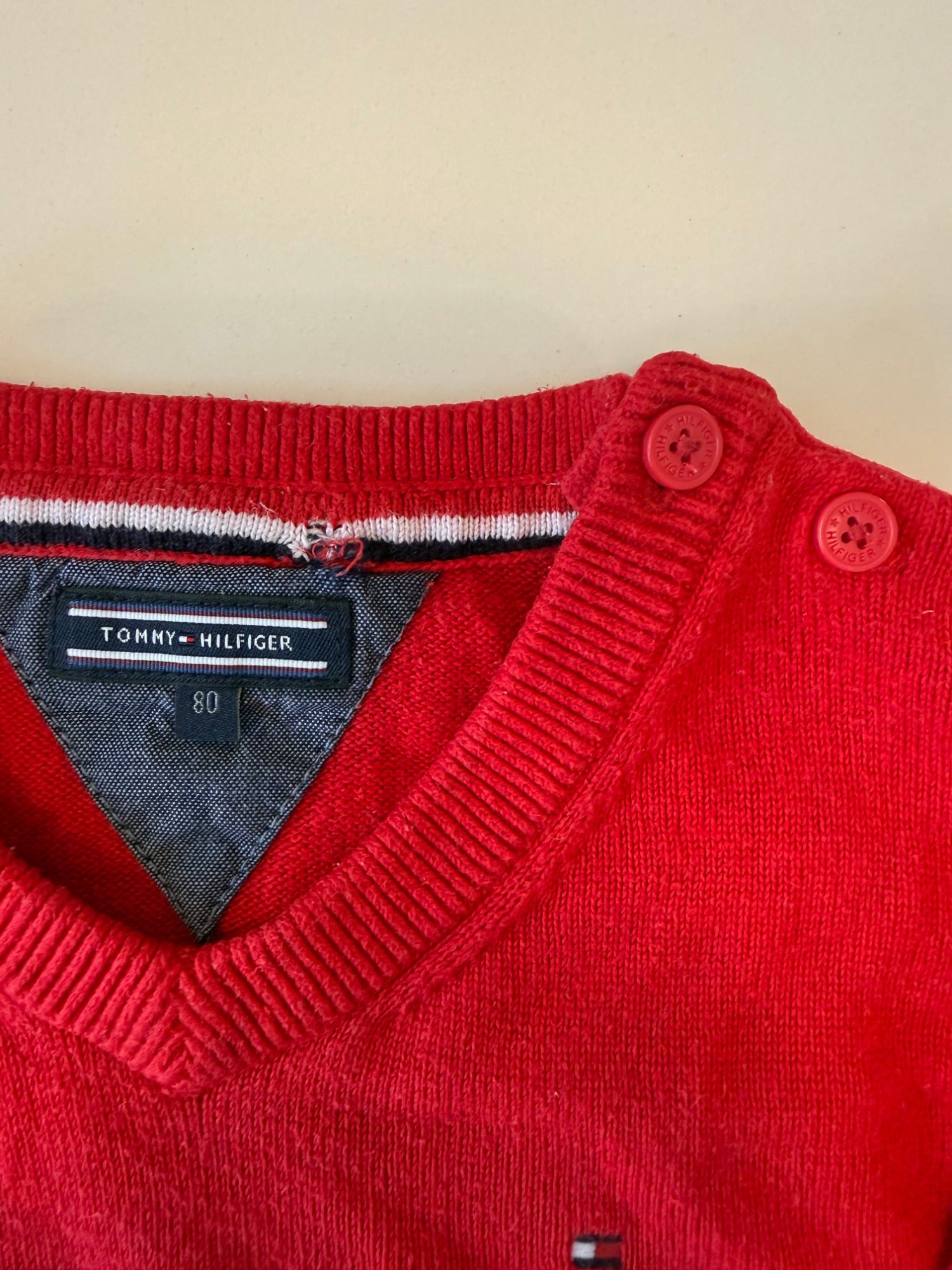 Jersey rojo cuello pico