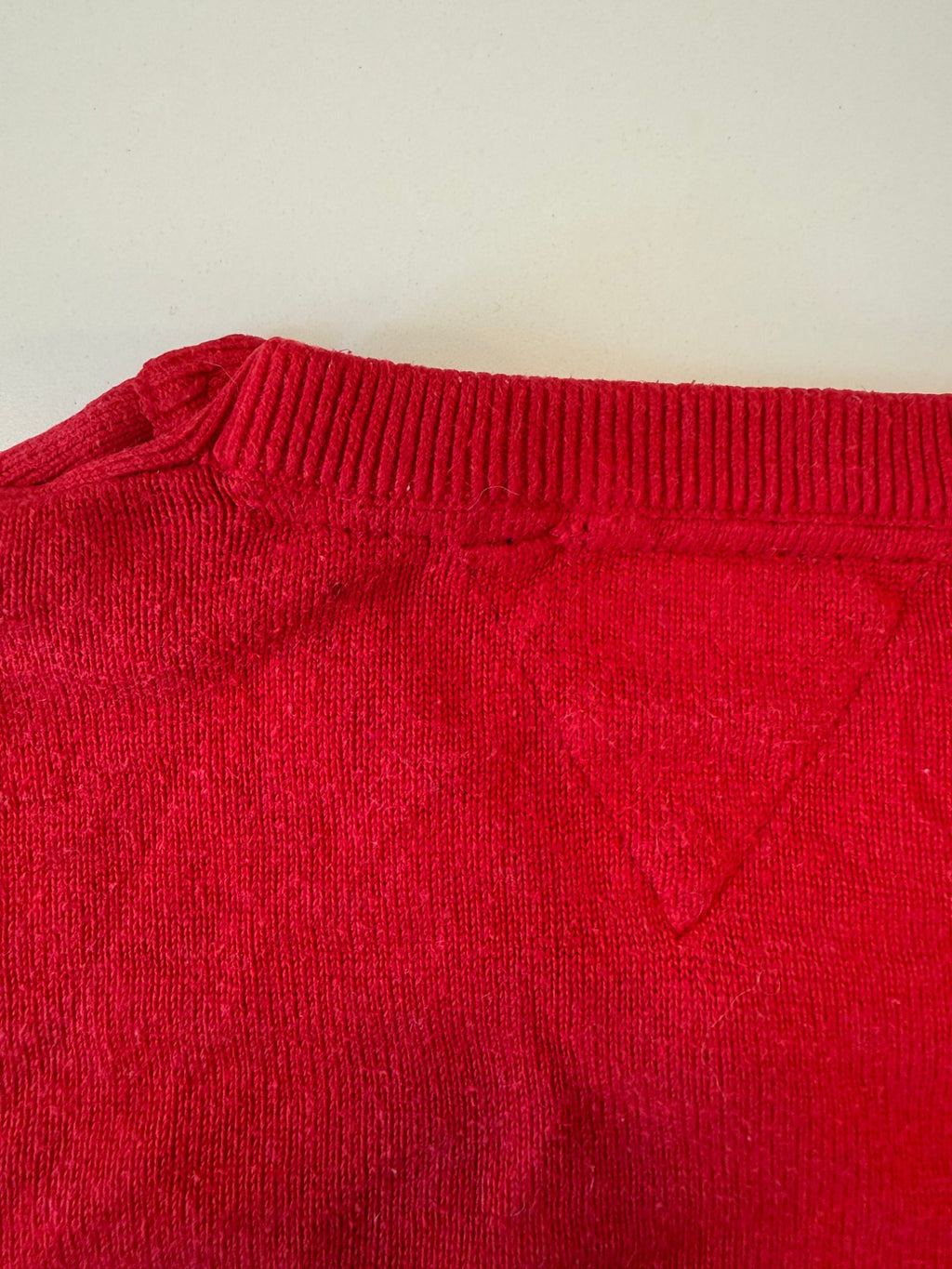 Jersey rojo cuello pico