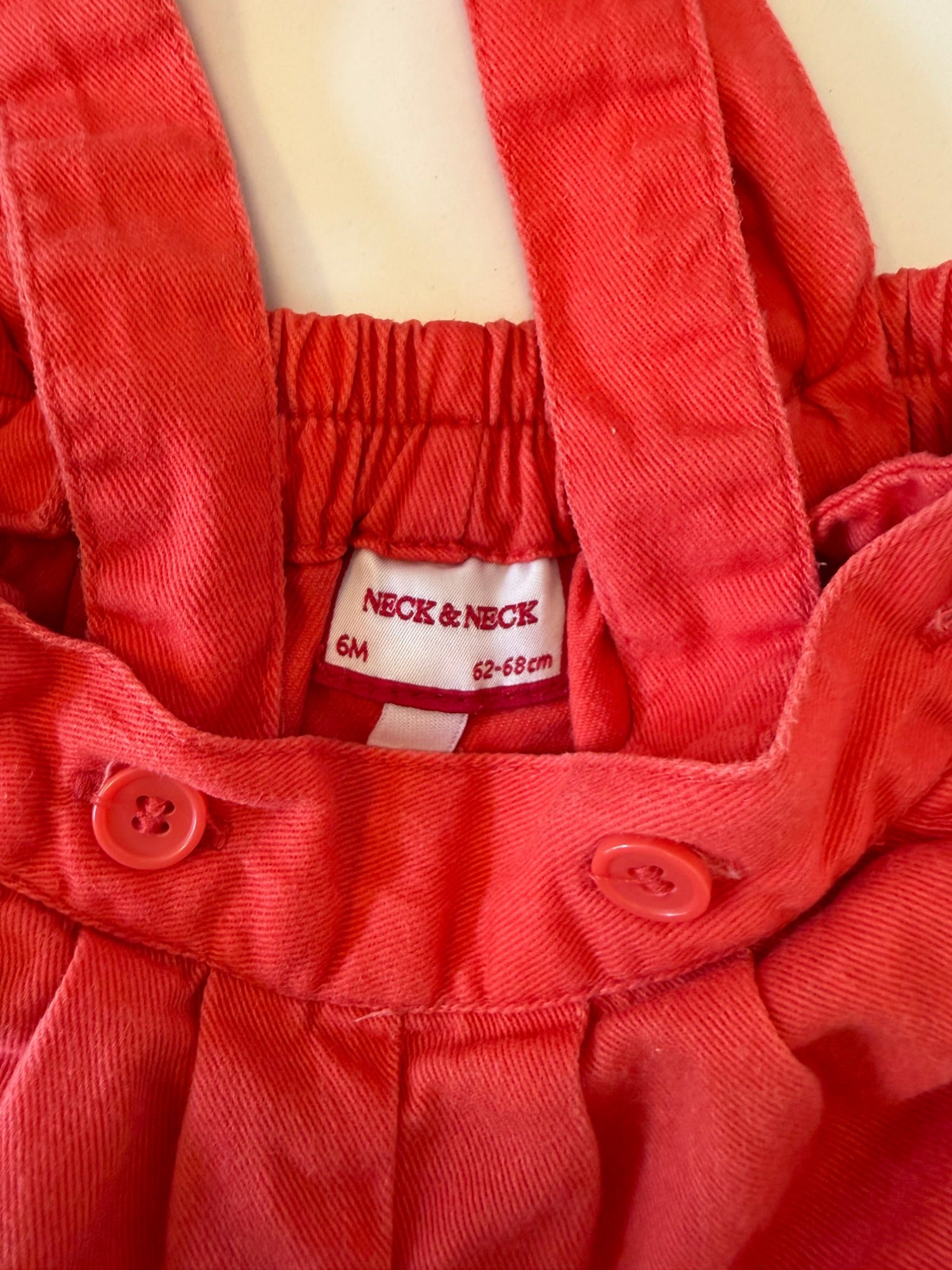 Pantalón corto rojo con tirantes