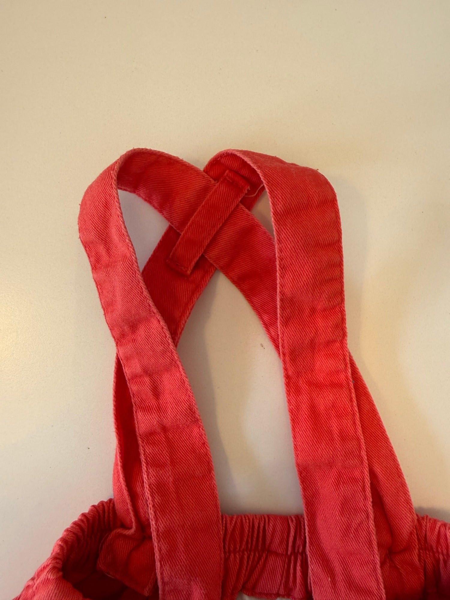 Pantalón corto rojo con tirantes