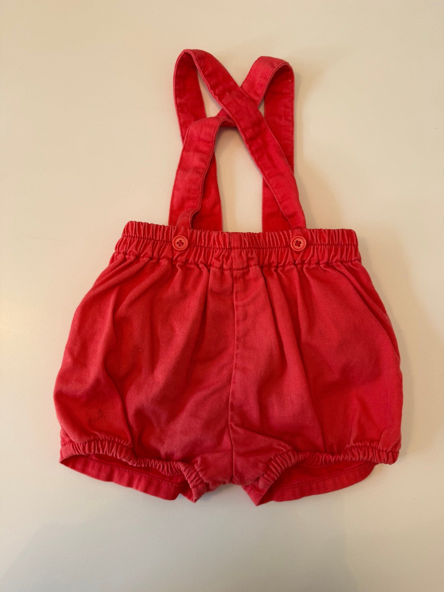 Pantalón corto rojo con tirantes