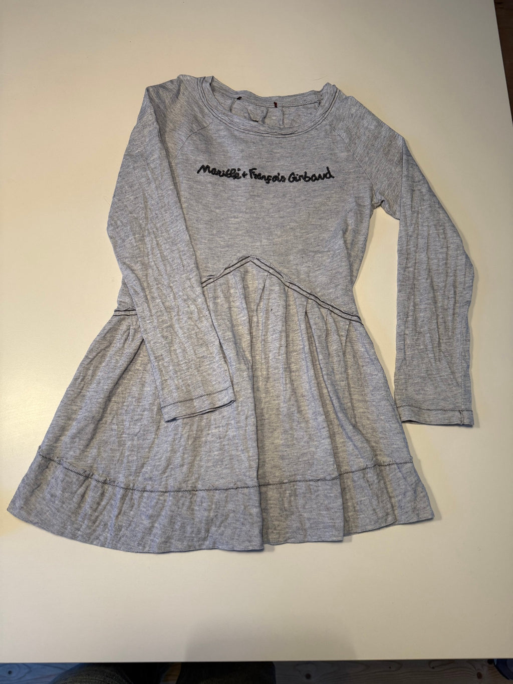 Conjunto vestido y chaqueta punto claros