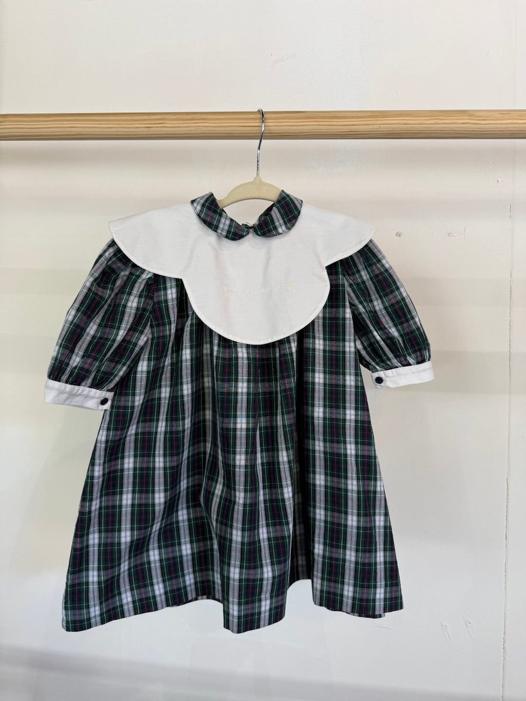 Vestido tartán verde con cuello bobo blanco
