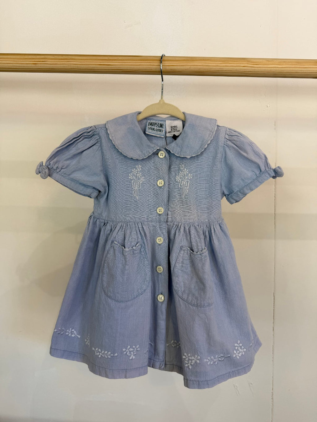 Vestido vintage azul claro con cuello bobo y bordados