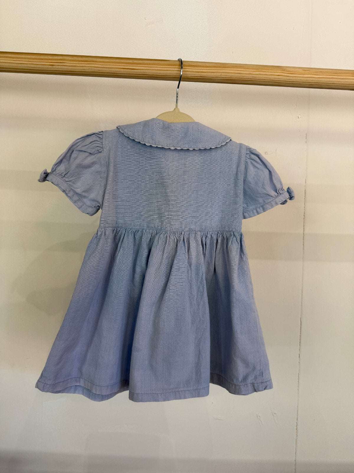 Vestido vintage azul claro con cuello bobo y bordados