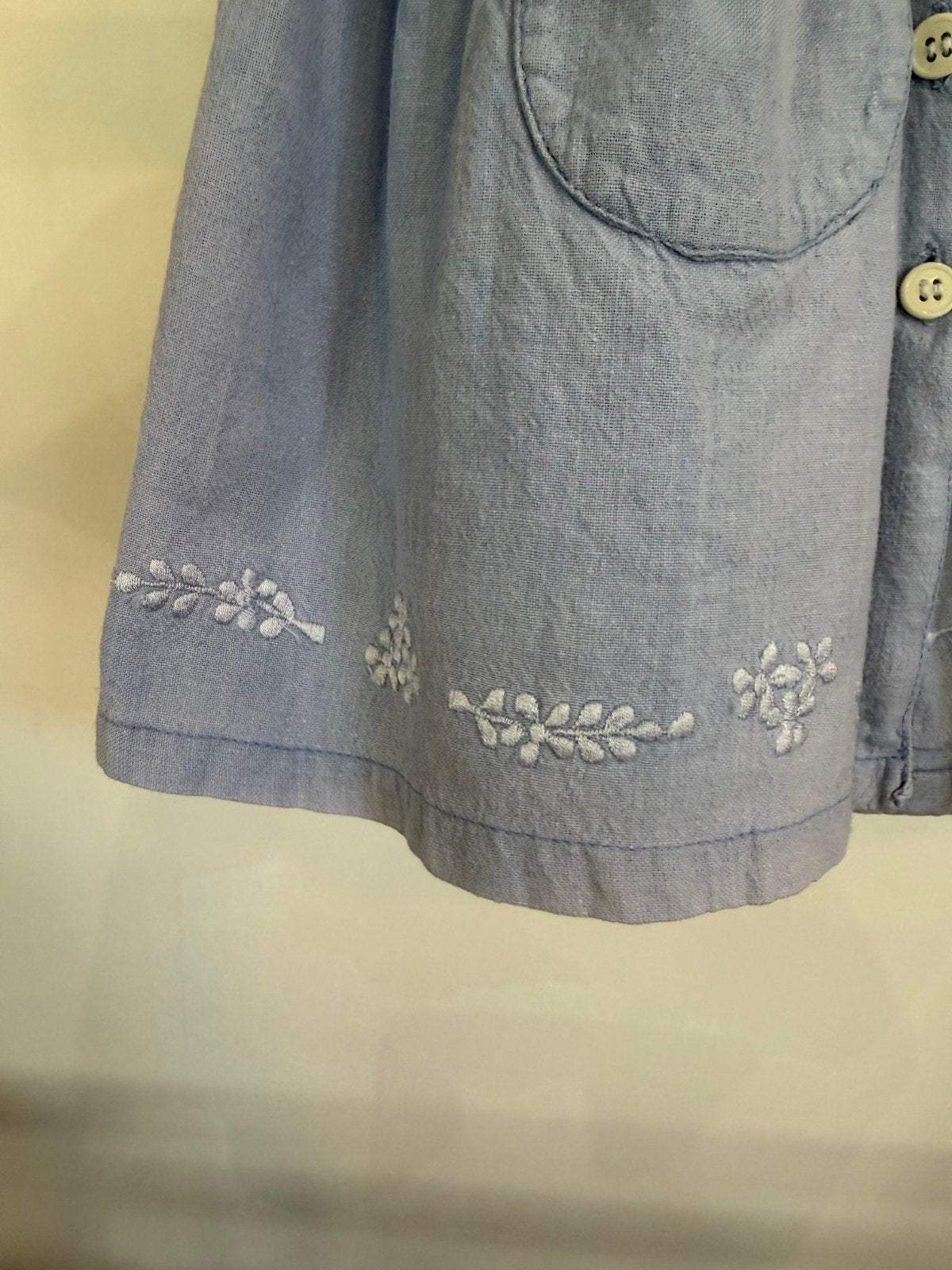 Vestido vintage azul claro con cuello bobo y bordados
