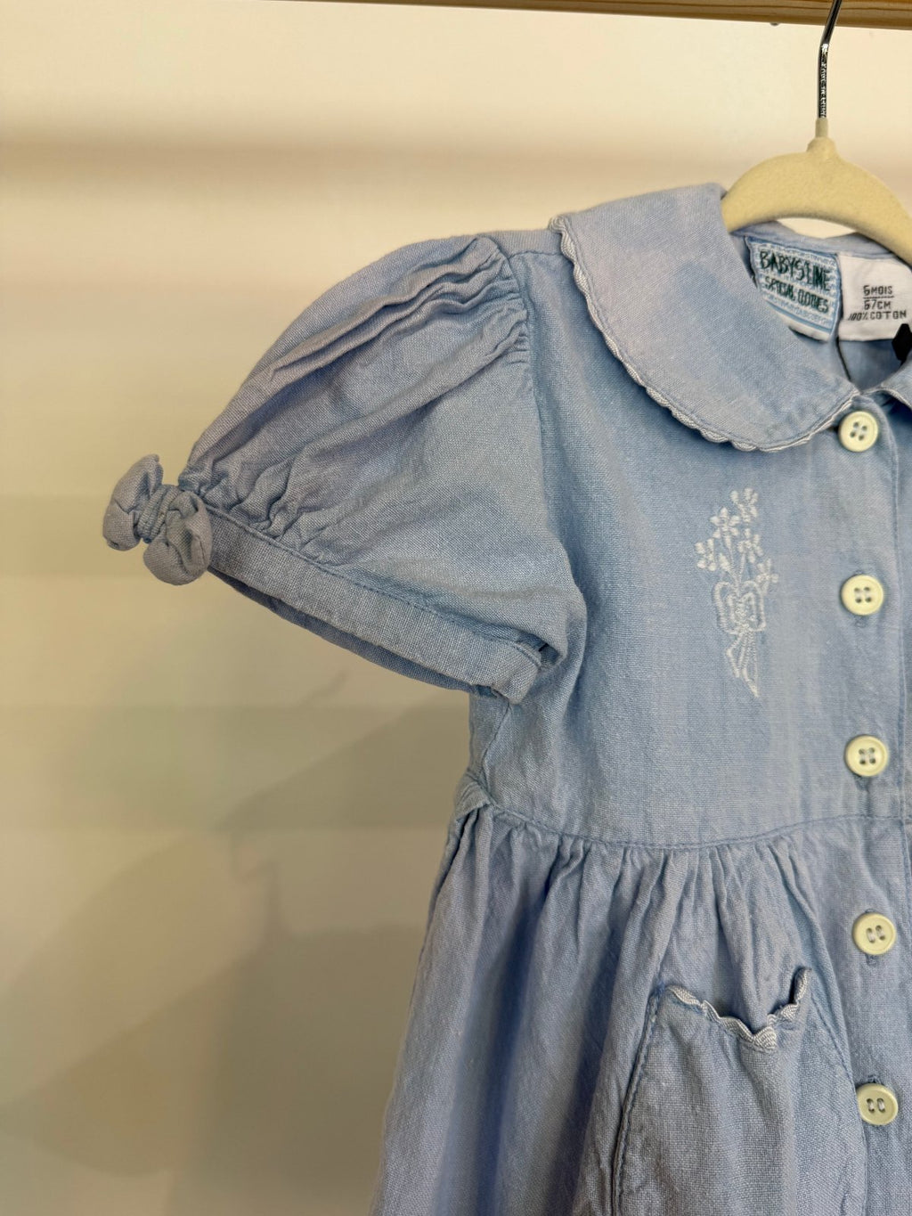 Vestido vintage azul claro con cuello bobo y bordados