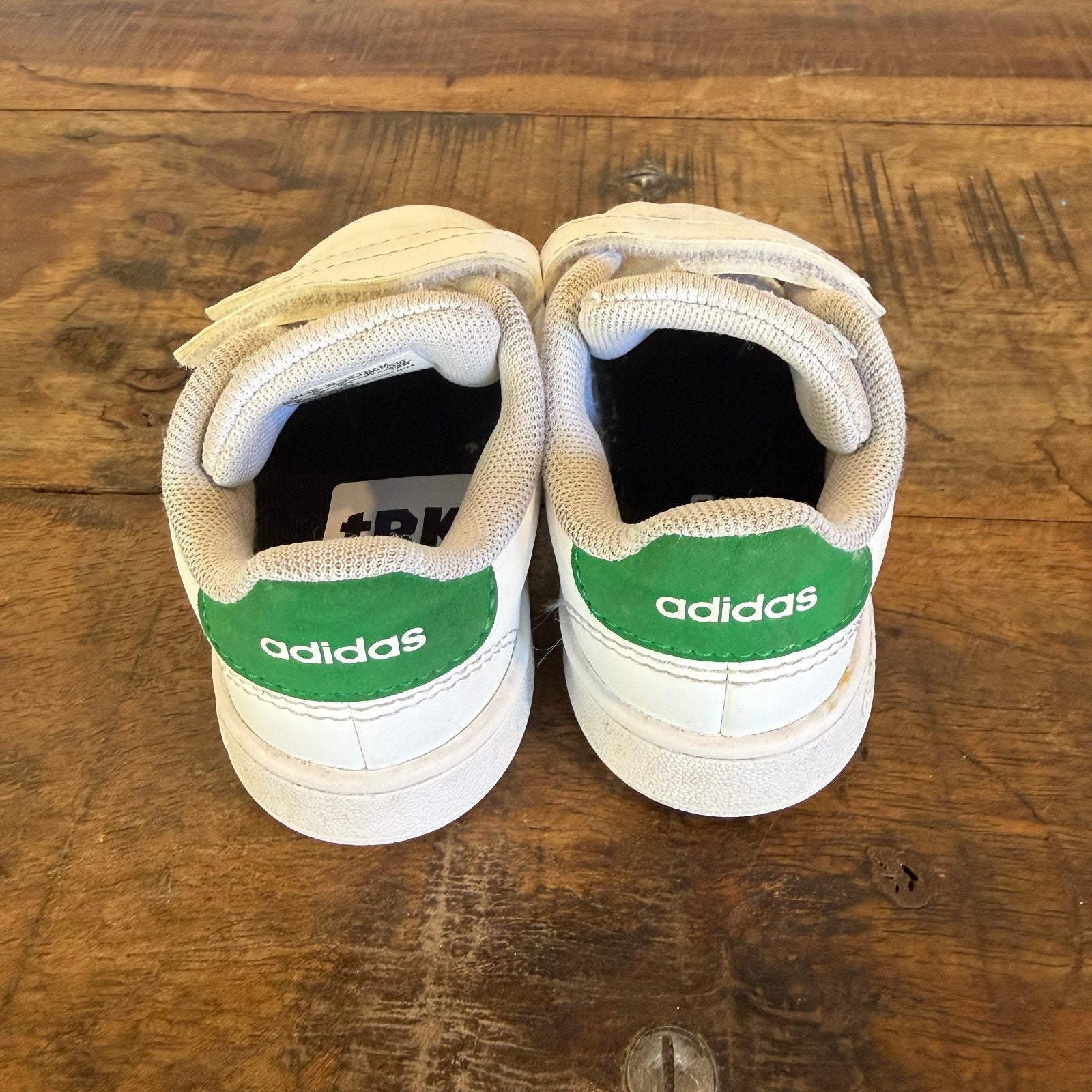 Zapatillas Adidas blancas con velcro. Talla 21