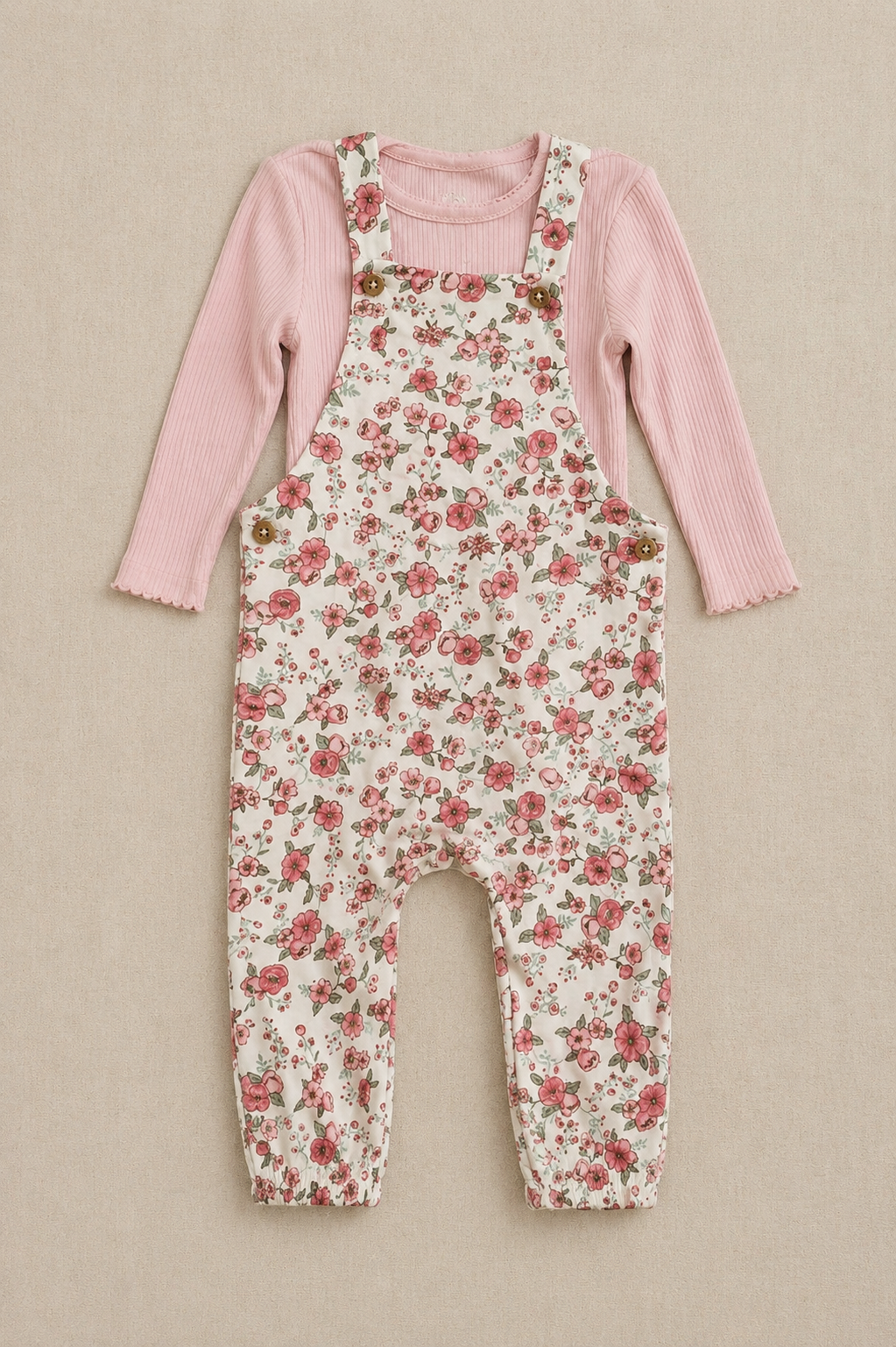Conjunto peto floral con camiseta rosa de canalé